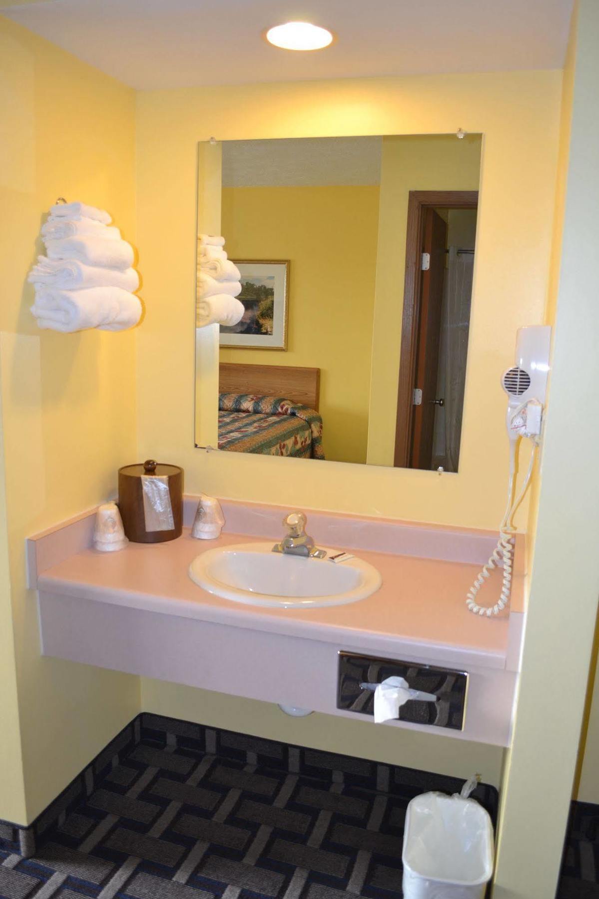 Sky Lodge Inn & Suites - Delavan Dış mekan fotoğraf
