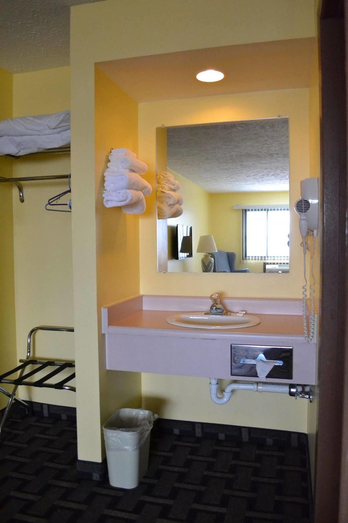 Sky Lodge Inn & Suites - Delavan Dış mekan fotoğraf